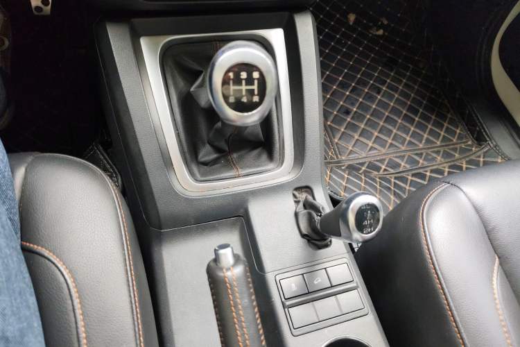 Used BAIC Off-Road BJ40 2016 40L 2.0T Manual All-Wheel Drive Prestige Edition Gear Lever