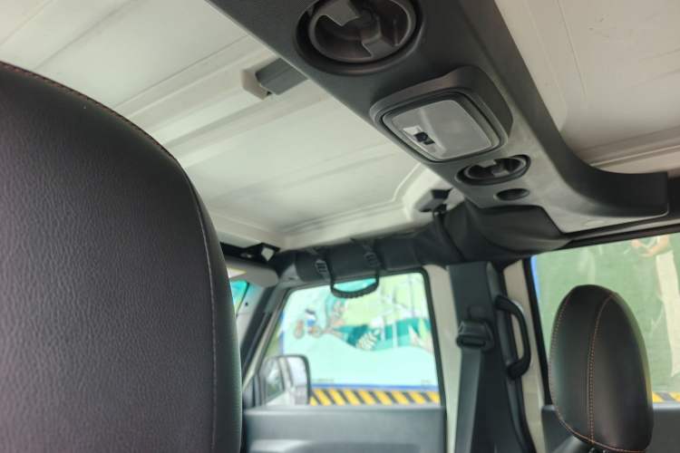 Used BAIC Off-Road BJ40 2016 40L 2.3T Automatic All-Wheel Drive Premium Edition Interior 5