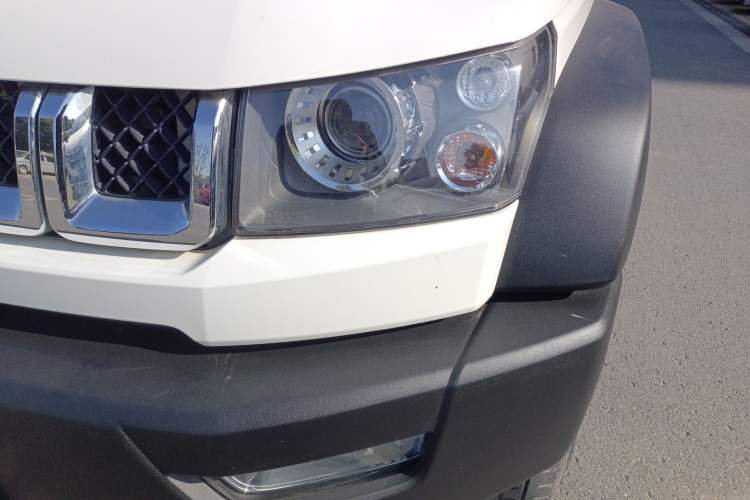 Used BAIC Off-Road BJ40 2016 40L 2.3T Automatic Two-Wheel Drive Luxury Edition Left Front Headlight