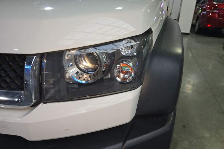 Used BAIC Off-Road BJ40 2016 40L 2.0T Manual All-Wheel Drive Prestige Edition Left Front Headlight