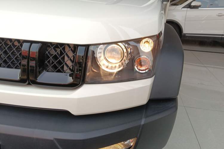 Used BAIC Off-Road BJ40 2016 40L 2.3T Automatic All-Wheel Drive Premium Edition Left Front Headlight
