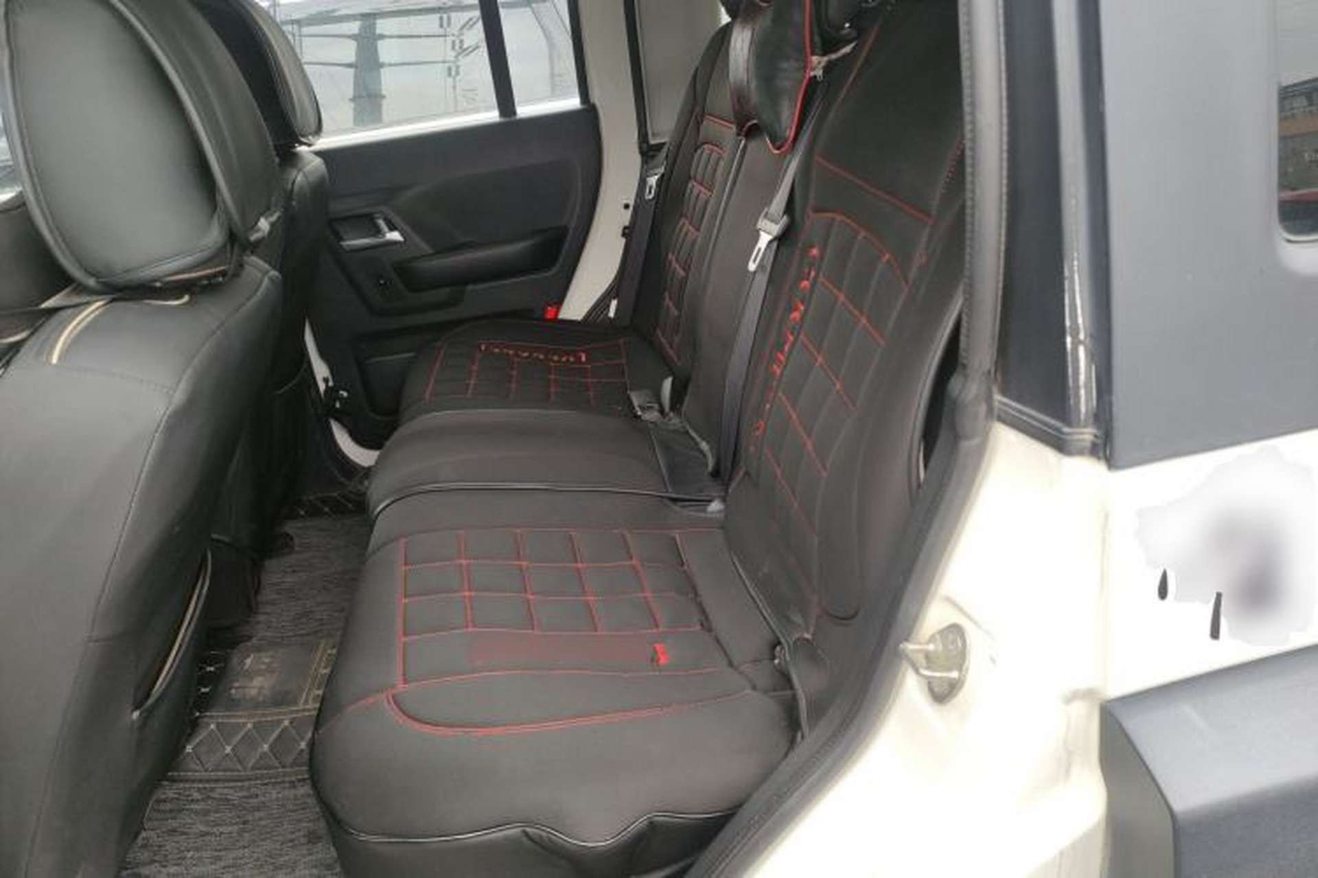 Used BAIC Off-Road BJ40 2016 40L 2.0T Manual All-Wheel Drive Prestige Edition Left Rear Seat
