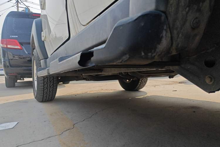 Used BAIC Off-Road BJ40 2016 40L 2.0T Manual Two-Wheel Drive Luxury Edition Left Side Sill