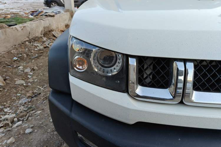 Used BAIC Off-Road BJ40 2016 40L 2.3T Automatic All-Wheel Drive Premium Edition Right Front Headlight