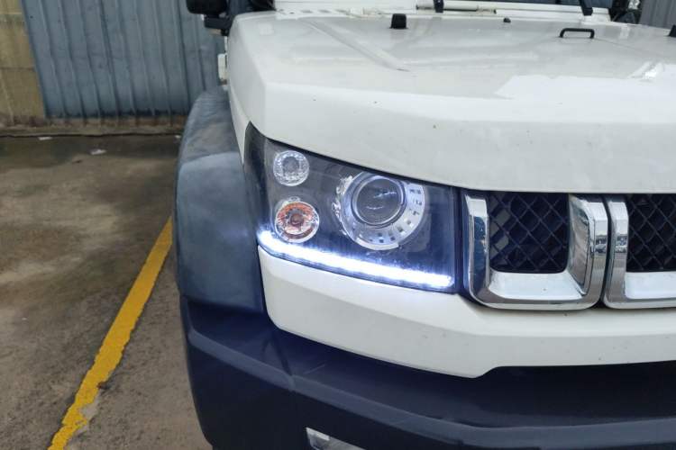Used BAIC Off-Road BJ40 2016 40L 2.3T Automatic All-Wheel Drive Premium Edition Right Front Headlight
