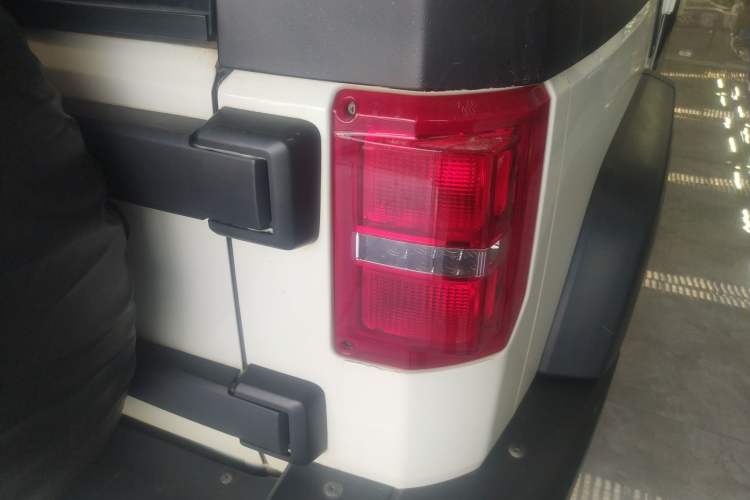 Used BAIC Off-Road BJ40 2016 40L 2.0T Manual Two-Wheel Drive Luxury Edition Right Rear Taillight