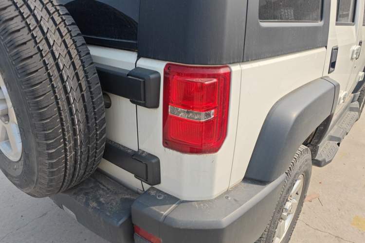 Used BAIC Off-Road BJ40 2016 40L 2.0T Manual Two-Wheel Drive Luxury Edition Right Rear Taillight