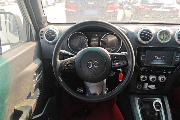 Used BAIC Off-Road BJ40 2016 40L 2.0T Manual Two-Wheel Drive Luxury Edition Steering Wheel