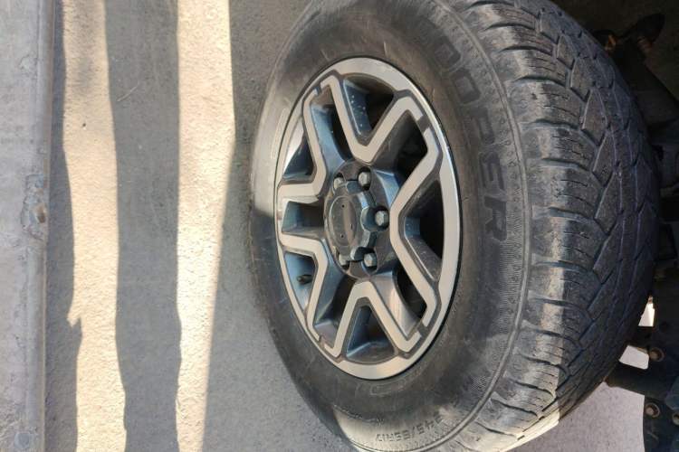 Used BAIC Off-Road BJ40 2017 40L 2.3T Automatic All-Wheel Drive Ring of the Tower Champion Edition Right Front Wheel Hub