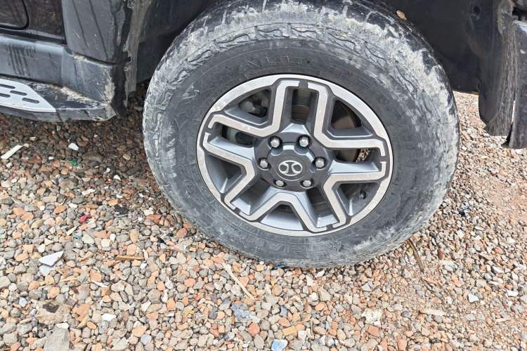 Used BAIC Off-Road BJ40 2017 40L 2.3T Automatic All-Wheel Drive Ring of the Tower Champion Edition Right Front Wheel Hub