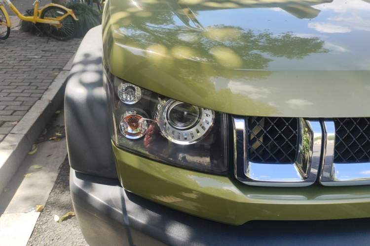 Used BAIC Off-Road BJ40 2017 40L 2.3T Automatic All-Wheel Drive Ring of the Tower Champion Edition Right Front Headlight