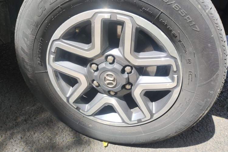 Used BAIC Off-Road BJ40 2017 40L 2.3T Automatic All-Wheel Drive Ring of the Tower Champion Edition Right Front Wheel Hub