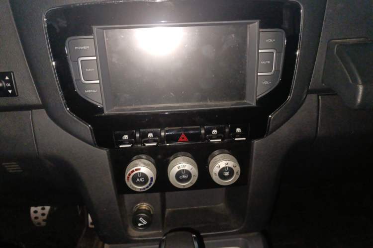Used BAIC Off-Road BJ40 2017 40L 2.3T Automatic All-Wheel Drive Ring of the Tower Champion Edition Audio And AC Panel