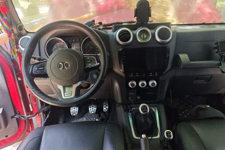 Used BAIC Off-Road BJ40 2017 40L 2.3T Manual Four-Wheel Drive Ring of the Tower Champion Edition Center Console