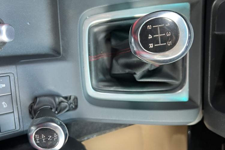 Used BAIC Off-Road BJ40 2017 40L 2.3T Manual Four-Wheel Drive Ring of the Tower Champion Edition Gear Lever