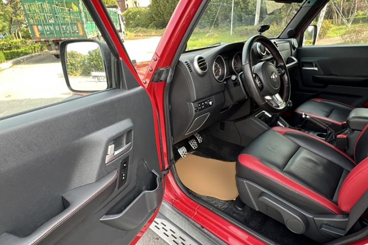 Used BAIC Off-Road BJ40 2017 40L 2.3T Manual Four-Wheel Drive Ring of the Tower Champion Edition Interior 4