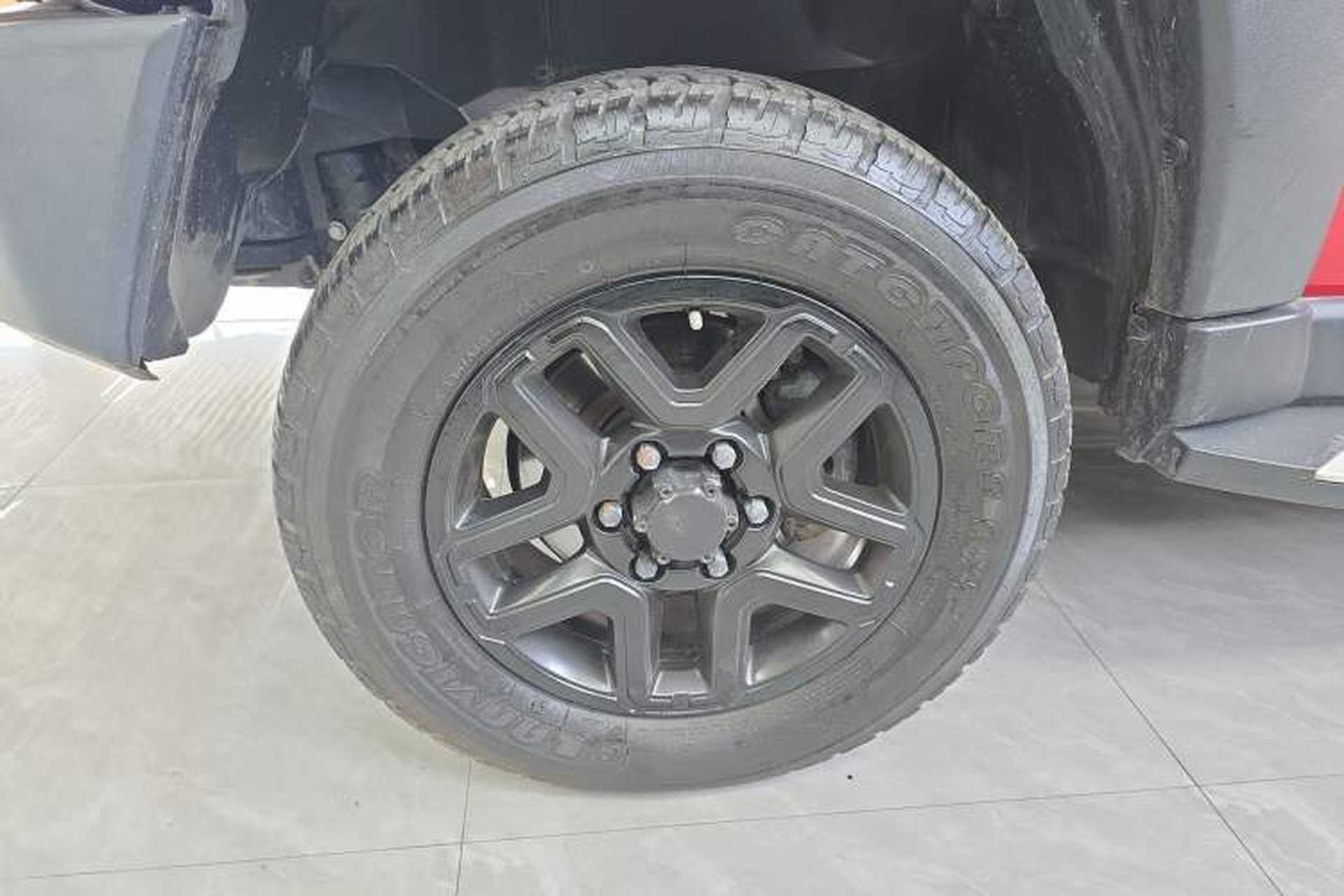 Used BAIC Off-Road BJ40 2017 40L 2.3T Automatic All-Wheel Drive Ring of the Tower Champion Edition Left Front Wheel Hub