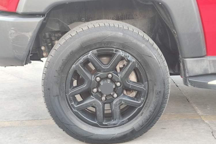 Used BAIC Off-Road BJ40 2017 40L 2.3T Automatic All-Wheel Drive Ring of the Tower Champion Edition Left Front Wheel Hub