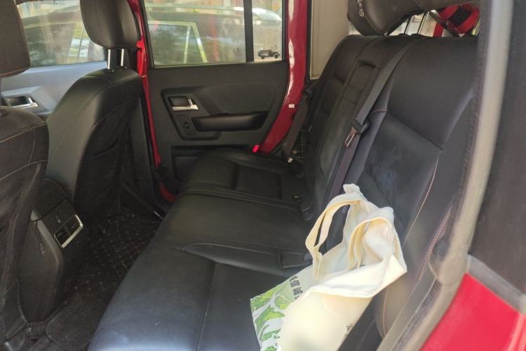 Used BAIC Off-Road BJ40 2017 40L 2.3T Manual Four-Wheel Drive Ring of the Tower Champion Edition Left Rear Seat