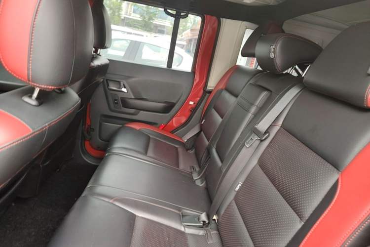 Used BAIC Off-Road BJ40 2017 40L 2.3T Automatic All-Wheel Drive Ring of the Tower Champion Edition Left Rear Seat