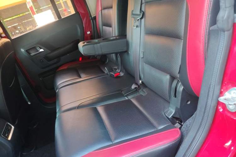 Used BAIC Off-Road BJ40 2017 40L 2.3T Automatic All-Wheel Drive Ring of the Tower Champion Edition Left Rear Seat
