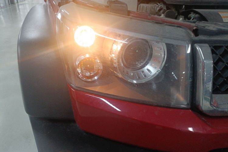 Used BAIC Off-Road BJ40 2017 40L 2.3T Automatic All-Wheel Drive Ring of the Tower Champion Edition Right Front Headlight