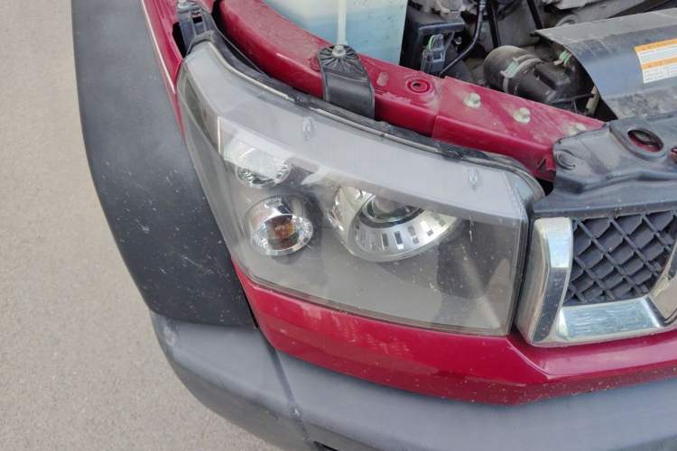 Used BAIC Off-Road BJ40 2017 40L 2.3T Automatic All-Wheel Drive Ring of the Tower Champion Edition Right Front Headlight