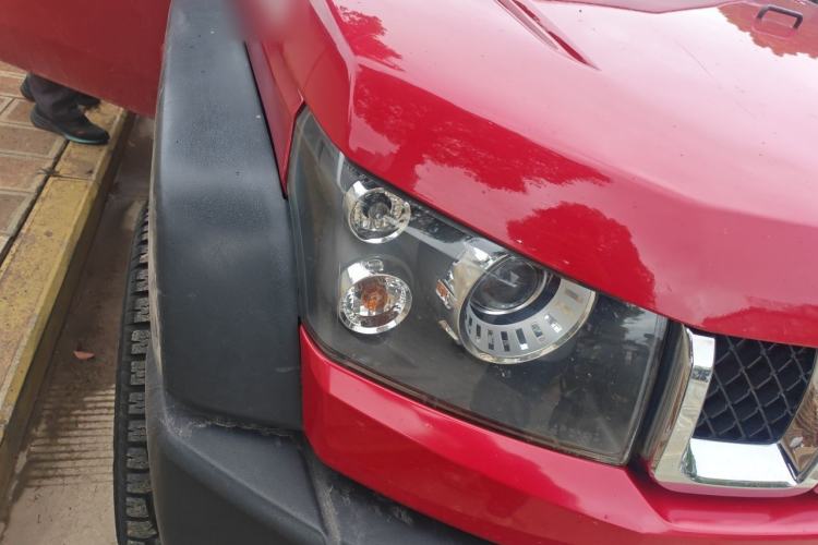 Used BAIC Off-Road BJ40 2017 40L 2.3T Automatic All-Wheel Drive Ring of the Tower Champion Edition Right Front Headlight