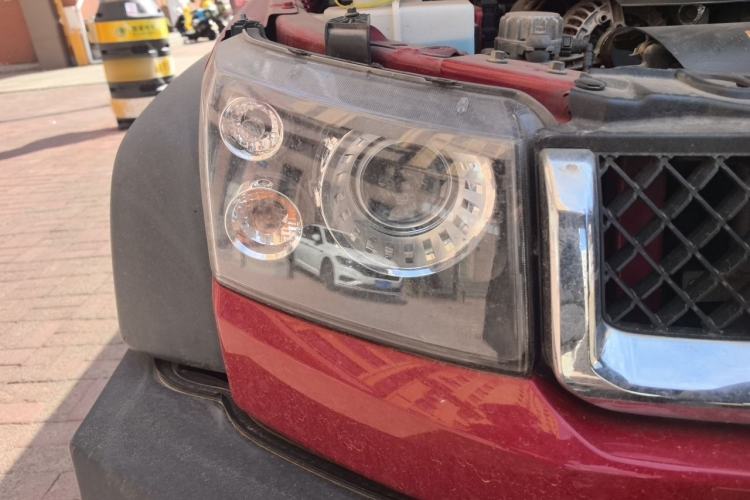 Used BAIC Off-Road BJ40 2017 40L 2.3T Automatic All-Wheel Drive Ring of the Tower Champion Edition Right Front Headlight