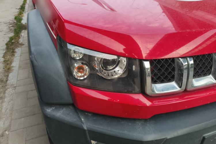 Used BAIC Off-Road BJ40 2017 40L 2.3T Automatic All-Wheel Drive Ring of the Tower Champion Edition Right Front Headlight