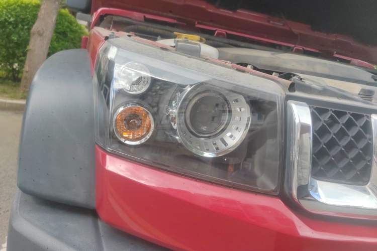 Used BAIC Off-Road BJ40 2017 40L 2.3T Automatic All-Wheel Drive Ring of the Tower Champion Edition Right Front Headlight
