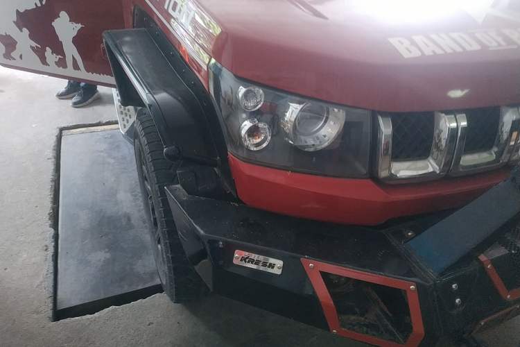 Used BAIC Off-Road BJ40 2017 40L 2.3T Automatic All-Wheel Drive Ring of the Tower Champion Edition Right Front Headlight