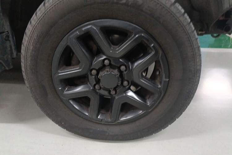 Used BAIC Off-Road BJ40 2017 40L 2.3T Automatic All-Wheel Drive Ring of the Tower Champion Edition Right Front Wheel Hub