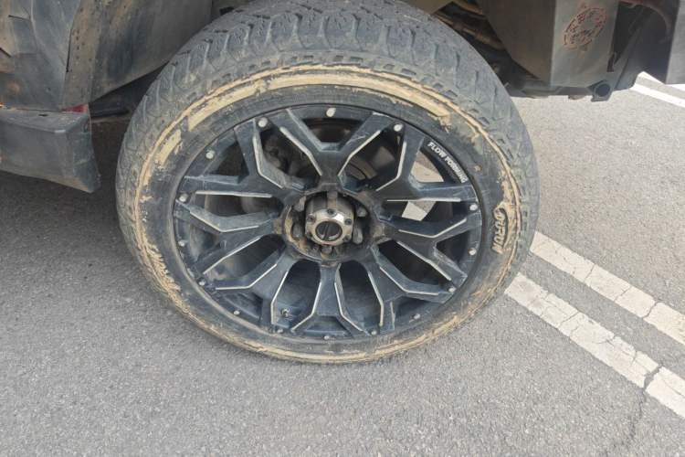 Used BAIC Off-Road BJ40 2017 40L 2.3T Automatic All-Wheel Drive Ring of the Tower Champion Edition Right Front Wheel Hub