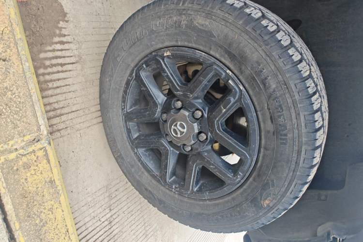Used BAIC Off-Road BJ40 2017 40L 2.3T Automatic All-Wheel Drive Ring of the Tower Champion Edition Right Front Wheel Hub