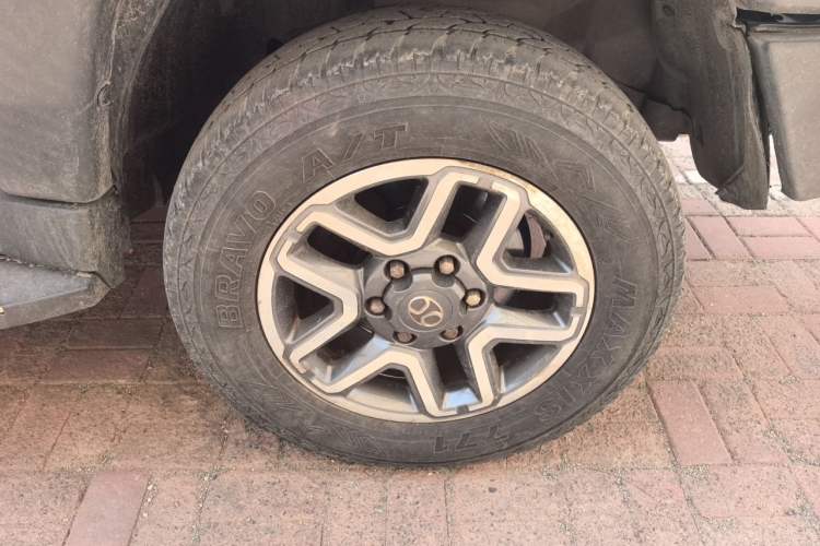 Used BAIC Off-Road BJ40 2017 40L 2.3T Automatic All-Wheel Drive Ring of the Tower Champion Edition Right Front Wheel Hub