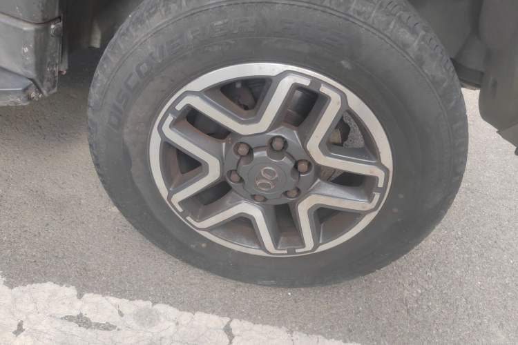 Used BAIC Off-Road BJ40 2017 40L 2.3T Automatic All-Wheel Drive Ring of the Tower Champion Edition Right Front Wheel Hub
