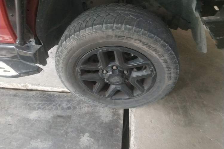 Used BAIC Off-Road BJ40 2017 40L 2.3T Automatic All-Wheel Drive Ring of the Tower Champion Edition Right Front Wheel Hub