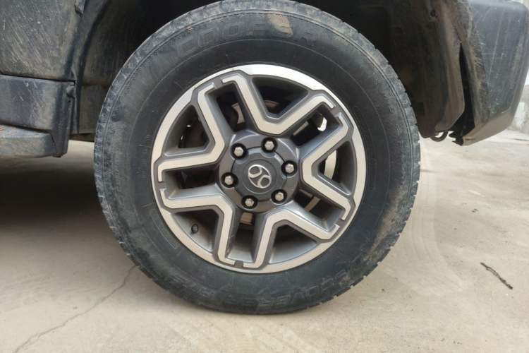 Used BAIC Off-Road BJ40 2017 40L 2.3T Automatic All-Wheel Drive Ring of the Tower Champion Edition Right Front Wheel Hub