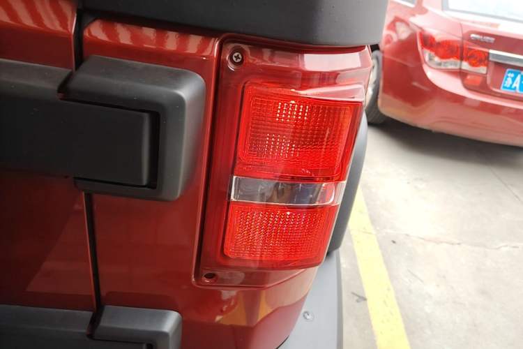 Used BAIC Off-Road BJ40 2017 40L 2.3T Automatic All-Wheel Drive Ring of the Tower Champion Edition Right Rear Taillight