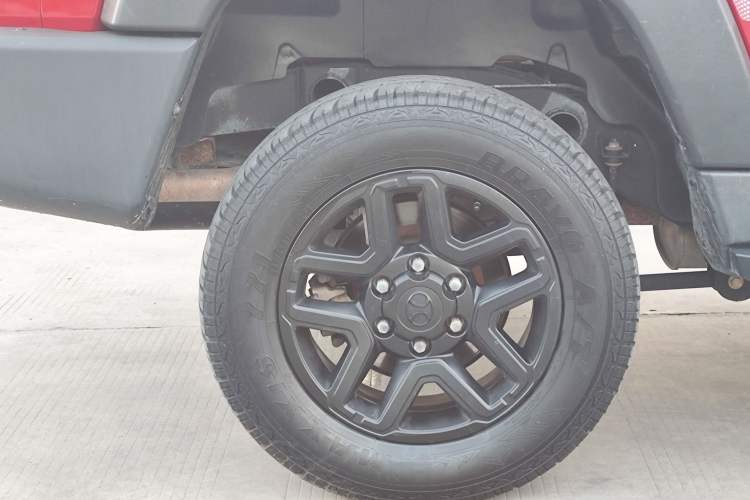 Used BAIC Off-Road BJ40 2017 40L 2.3T Automatic All-Wheel Drive Ring of the Tower Champion Edition Right Rear Wheel Hub