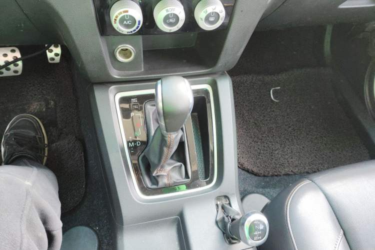 Used BAIC Off-Road BJ40 2017 40L 2.3T Automatic All-Wheel Drive Ring of the Tower Champion Edition Gear Lever
