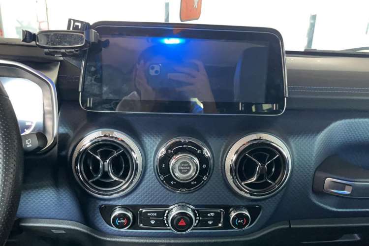 Used BAIC Off-Road BJ40 2018 PLUS 2.3T Automatic Four-Wheel Drive Flagship Version China V Emission Standard Audio And AC Panel