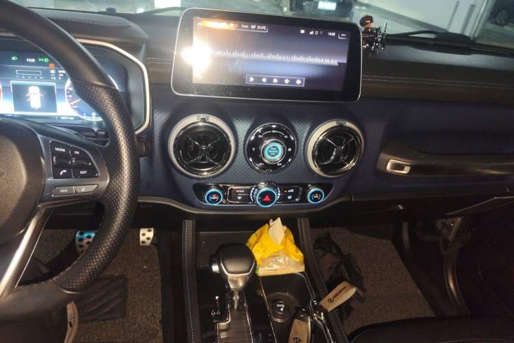 Used BAIC Off-Road BJ40 2018 PLUS 2.3T Automatic Four-Wheel Drive Flagship Version China V Emission Standard Audio And AC Panel