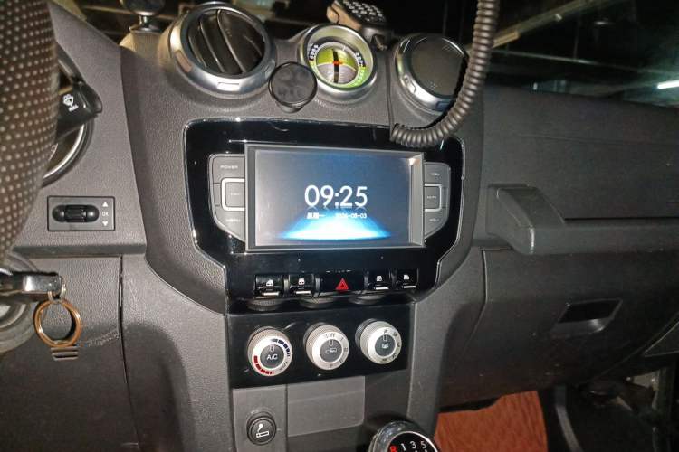 Used BAIC Off-Road BJ40 2018 40L 2.0T Manual Diesel Four-Wheel Drive Prestige Edition Audio And AC Panel