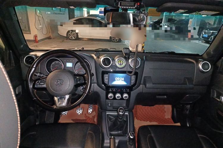 Used BAIC Off-Road BJ40 2018 40L 2.0T Manual Diesel Four-Wheel Drive Prestige Edition Center Console