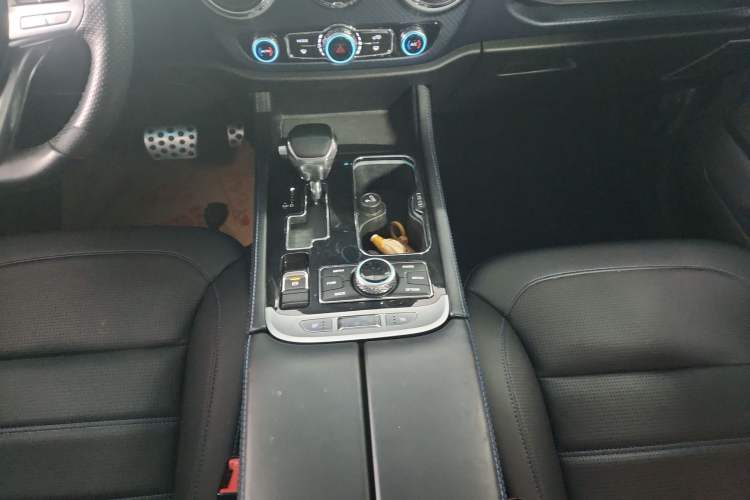 Used BAIC Off-Road BJ40 2018 PLUS 2.0T Automatic Four-Wheel Drive Urban Hunter Edition Gear Lever