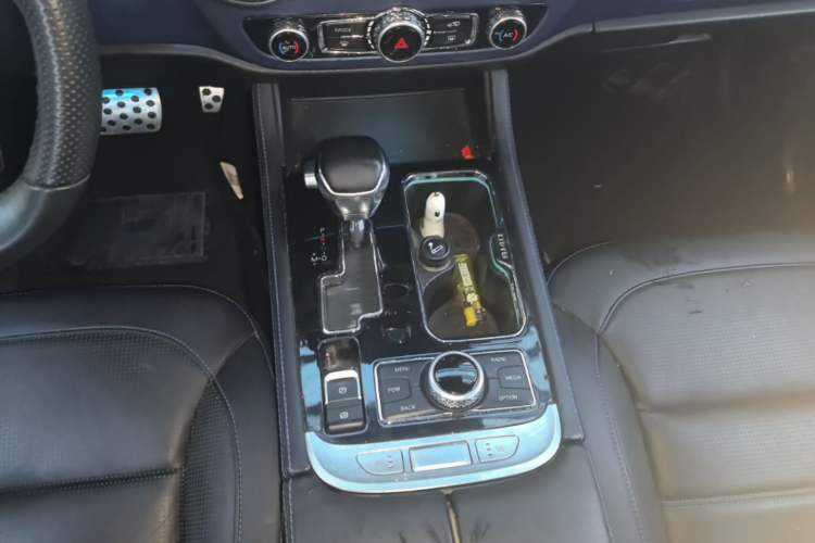 Used BAIC Off-Road BJ40 2018 PLUS 2.3T Automatic Four-Wheel Drive Flagship Version China V Emission Standard Gear Lever