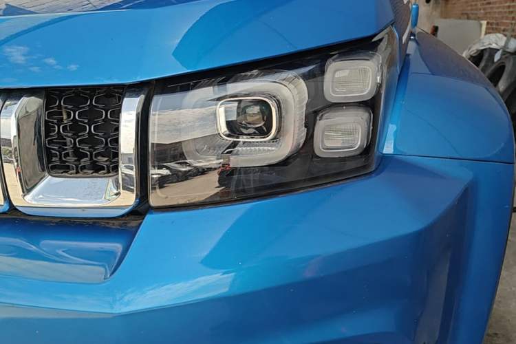 Used BAIC Off-Road BJ40 2018 2.3T Automatic Four-Wheel Drive Ring of the Tower Champion Edition China V Emission Standard Left Front Headlight