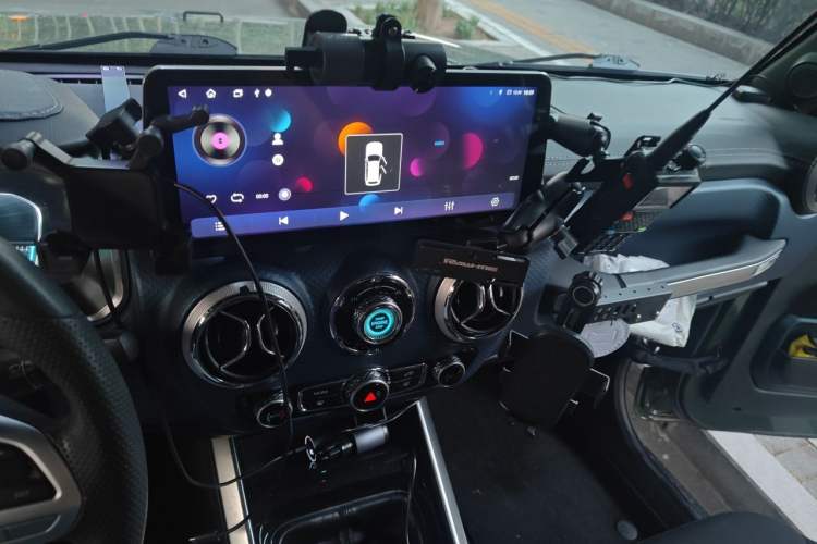 Used BAIC Off-Road BJ40 2018 PLUS 2.0D Manual Four-Wheel Drive Prestige Model China V Emission Standard Audio And AC Panel